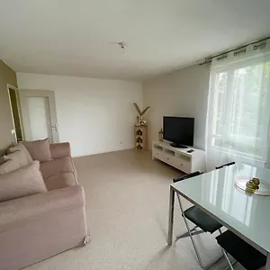 Appartement Grand T2 Spacieux Tres Calme, Bron